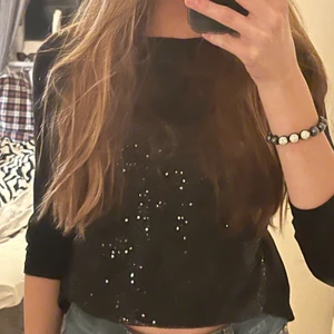Svart paljett tröja - Säljer min svarta paljett tröja pga den kommer inte inte till användning. Man får kavla upp armarna eftersom att den är kort i armarna. Skriv om ni är intresserade ❤️