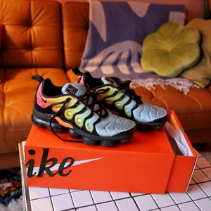 Nike Air Vapormax Plus - Använda men i fint skick Nike Air Vapormax Plus sneakers i storlek 40.