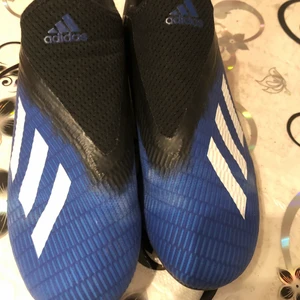 Adidas  - Säljer dessa skit snygga adidas fotbollskor, älskar färgen och inget fel med dom förutom som ni ser på andra bilden att skorna typ ” blekts ” men absolut ingenting man tänker på! Dom är i stolek 19,3 å tyvärr vet jag inte hur mycket det är i sverige men det är barnskor, så säg runt 34-37 kanske någonstans där! Köparen står för frakten❤️