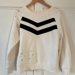 Vit sweatshirt  - Sweater från forever 21. Snygga slitningar på framsidan. Mycket bra skick. Tveka inte att höra av dig vid frågor eller fler bilder <333