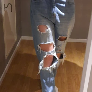 River Island, blåa jeans  - Ett par blåa jeans från river Island i storlek 10 (38). Slitningar på hela benen. Väl använda. 120kr+frakt