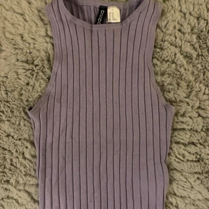 Ribbat linne - Hejj, säljer detta lila ribbade linnet från hm. Mycket bra skick💕💕
