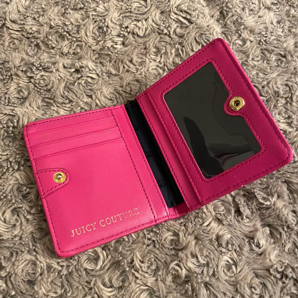 Äkta Juicy Couture plånbok. Lite skavd i kanterna men annars i fint skick. . Asusteet.