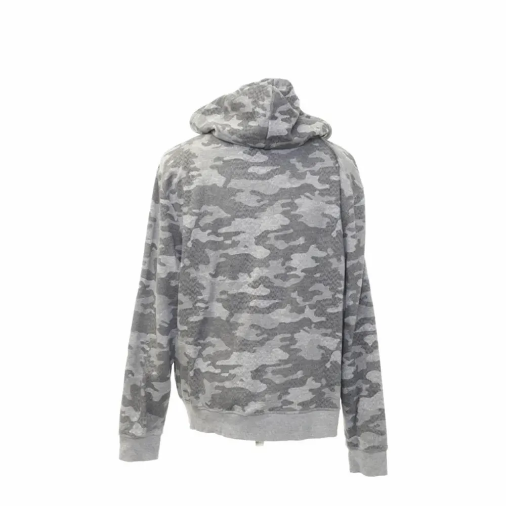 Olika nyanser av en grå camouflage hoodie! Använd ca 4 gånger! Inga fel på den. 180kr + frakt🥣. Hoodies.