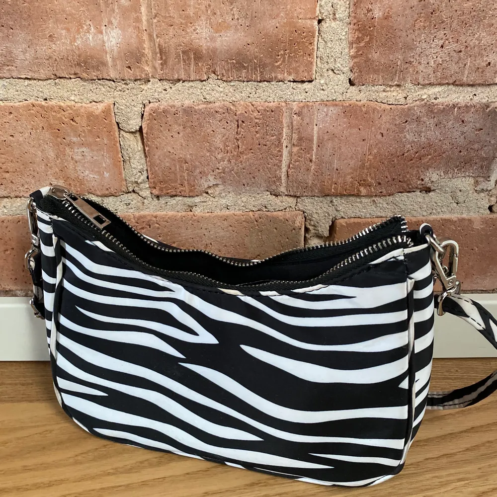 En liten väska från Bershka med zebramönster! Säljer på grund av ingen användning! Kan fraktas🔥🔥🔥. Accessoarer.