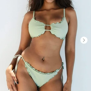 Hawaii Textured Bikini Set - Olivgrön  - Helt ny bikini set oanvända    Nypris:650kr och jag står för frakten 