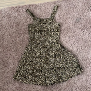 Klänning leopard  - Jätte fin ,har använt några gånge,jätte bra skick