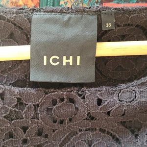 ICHI Klänning 38  - Klänningen passar 38/40. Enkel stilrent. Använt sparsamt. 