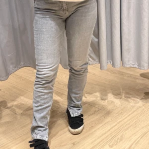 Zara Jeans - INTRESSEKOLL                                                                           Jättefina gråa zara jeans, storlek 38☺️ helt slutsålda 