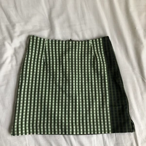 Grön rutig kjol - Den är i bra skick bara använd ett par gånger 