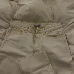 Zara Jeans  - Vita raka jeans från zara, beiga sömmar. Aldrig använda!! 💕💕