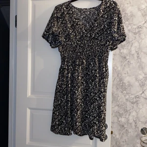 Klänning  - Blommig klänning 