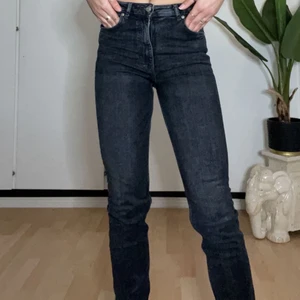 Gråa jeans från Zara - Jeans från Zara i storlek 38. Knappt använda.