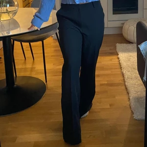 Kostymbyxor - Kostymbyxor från Ginatricot. Storlek 44. (är stora på mig så på bilderna gör dem sig inte rättvist) Men skulle säga att det är en L/XL