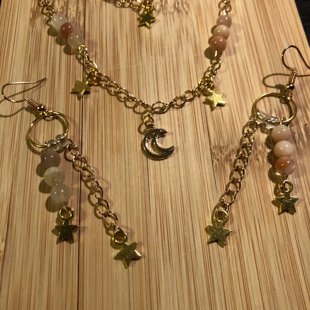 Handgjorda smycken med äkta solsten 💕 2 halsband (ett med bara stjärnor) och ett par örhängen ❤️ betalning via swish . Accessoarer.