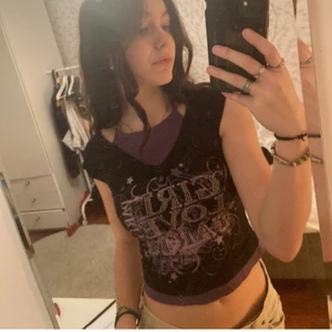 00s tröja - Såå snygg svart och lila tröja med rhinestones 💓 har klippt av ärmarna då de var lite tajta, skriv privat för fler bilder! <3 passar mig med S