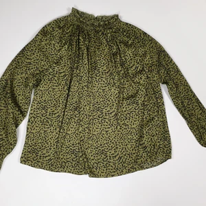 Blus H&M - Silkig blus från H&M. Sparsamt använd. 