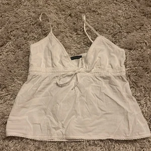 Gulligt linne  - Säljer mitt Brandy Melville linne som är helt slutsålt. Storlek one size men skulle säga att det passar en xs-m