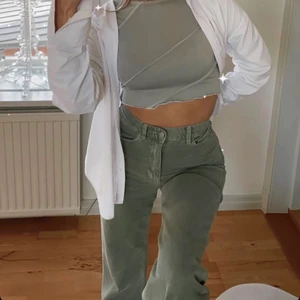 Dr denim jeans - Säljer dessa skitsnygga khakifärgade DR denim jeans i storlek 27/32 (jag har vanligtvis S i byxor). Wide leg med hög midja. 80 cm innebensläng. Säljer även den matchande toppen (långärmad croptop) på bild 1. 