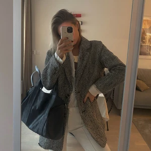 RUTIG KAVAJ/KAPPA  - Rurik kavaj. Storlek 34 - men är oversized på passar även 36-38. Relativt tjockt tyg.  Stängs med knappar. Fint skick. Rök och djurfritt hem.