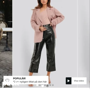 lack byxor  - Säljer ett par lack byxor från Nakd, Storlek M 🙏🏽💕 Knappt använda och köpta för 499kr. Om du vill ha fler bilder skriv till mig privat❤️‍🔥