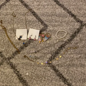 Smycken - Alla sorters smycken ringar halsband örhängen armband alla för salu en sak en för Max 10kr frakt beroende på sakens vikt