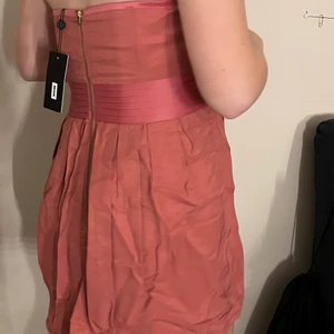 Ny rosa klänning!!💃🏼💃🏼 - Superfin ny med prislapp !! Passar M 💃🏼💃🏼🥰