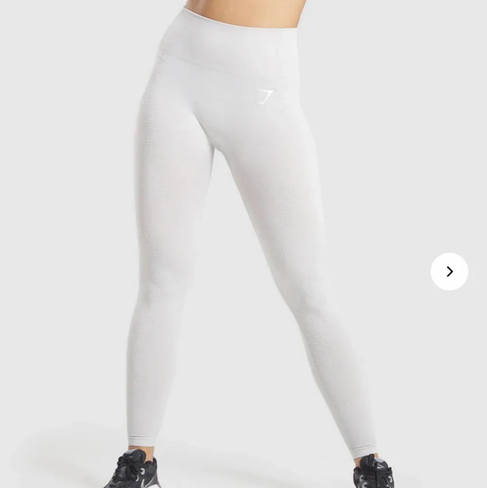 Säljer ett par av dessa slutsålda leggingsen från Gymshark. Endast prövade. De har ett litet hål men syns knappt inte, skriv privat för bild 🖤 270kr + frakt. Jeans & Byxor.