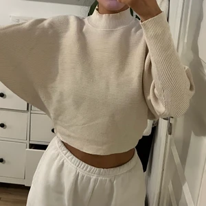 Beige tröja - Beige tröja med stora armar från Zara. Croppad med halv polo krage. Lite nopprig men annars fin. Köpt här på plick o aldrig använts av mig. Storlek S. Säljer för 50kr + frakt💗