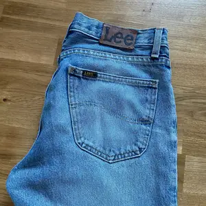 Ett par lågmidjade ljusblå jeans från lee, dom är i bra skick och jättefina. Storlek 32/30😊. 