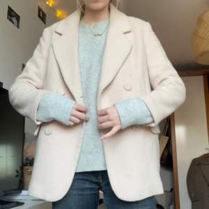 Ljusrosa kort kappa från HM i wool blend! Storlek 40, men passar mindre💛 använd, men ändå bra skick!