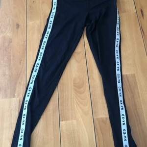 Träningsbyxor - Träningsbyxor från NAKD. Köpte hösten 2019. Är 170cm och dom är lite för korta för mig❤️‍🩹❤️‍🩹