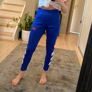 Adidas träningsbyxor - Retro adidas träningsbyxor. Strlk xs men passar xs-s. Köparen står för frakt