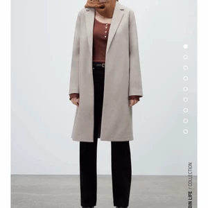 Zara kappa - Säljer denna super fina kappa från Zara i storlek S, den är använd men är ingenting som syns!!