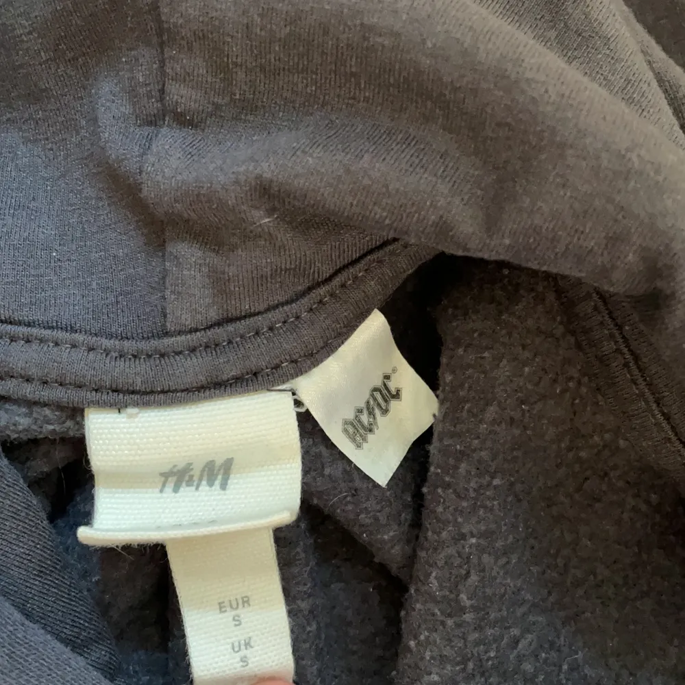 cool hoodie med super snygg tvätt som jag köpt för två årsedan på HM i Bangkok! sparsamt använd :)💕. Tröjor & Koftor.