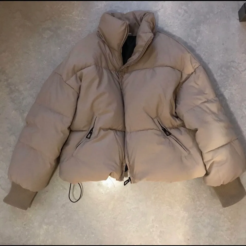 Snygg beige pufferjacket som endast är använd en gång så är i nyskick!. Jackor.