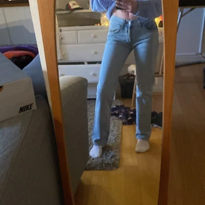 Ljusblåa jeans  - Säljer dessa ljusblåa pågmidjade crocker jeans som är köpta secondhand, då var lappen på. Så de är nästan oanvända. Säljer då de inte kommer till användning eftersom att jag tycker att de sitter lite tajt i midjan på mig. Säljer för 100 kr, om det är flera som vill köpa blir det budgivning. Se bild för storlek. Jag är 164 cm lång och har oftast storlek S❣️❣️ Hör av dig om du har några frågor ❣️