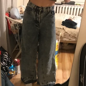 Jeans - Coola högmidjade jeans med cool färg