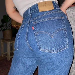 Levis  - Levis jeans i small/medium! Skit snygga. Bra vintage skick. Lappen sliten på bilden som du ser.