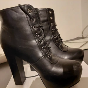  Stövletter  -  Super  snygga   högklackade stövlar med  snörning. 