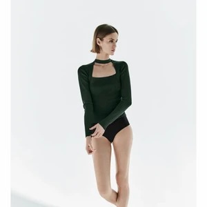 Zara topp - Säljer denna trendiga mörkgröna topp från Zara. I strl S💕Slutsåld på hemsidan (aldrig använd, prislappar kvar) Köp direkt för 400 + Frakt