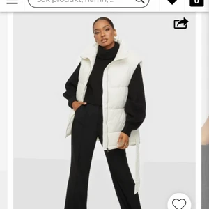 Dunväst - Helt ny vit väst ifrån Nelly. Stl 36. Säljer för det inte riktigt var min stil🌸🤍 perfekt nu till våren🌺 nypris 700kr. Jag säljer för 250kr inkl frakt. Priset kan diskuteras vid snabb affär🤍