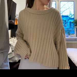 Tröja från madlady  - Mysig ursnygg tröja från madlady som inte säljs längre. Storlek xs, är oversized. 50kr +40kr frakt sammanlagt= 90kr. Skriv om ni undrar något 🥰