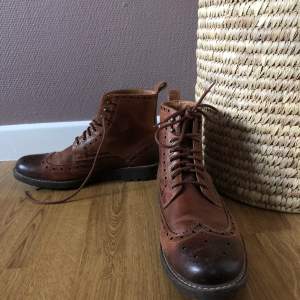 Brown boots worn 5-10 times. In a very good condition.  Original pris: 1 499 kr