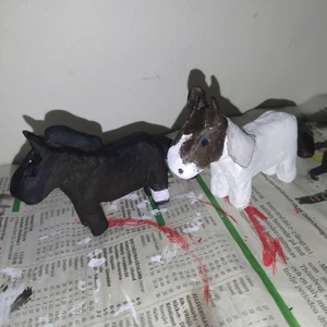 Hästfigur - Vill du beställa en sådan figur som ser ut som din favorit häst? Eller vill du bara en en gullig hästfigur? Hör gärna av dig då med en beskrivning på hur du vill åt den ska se ut☺️ Pris diskuteras!