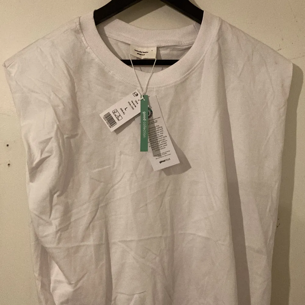 Detta är en basically basics ginatricot T-shirt i storlek L och är vit. Den är helt oanvänd och har inga skador. Prislapp sitter fortfarande på. Extremt skönt material och är 100% organically grown cotton. Om du som köper vill att jag stryker den innan jag skickar iväg den så löser jag det.. T-shirts.