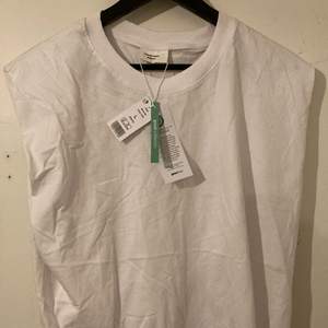 Detta är en basically basics ginatricot T-shirt i storlek L och är vit. Den är helt oanvänd och har inga skador. Prislapp sitter fortfarande på. Extremt skönt material och är 100% organically grown cotton. Om du som köper vill att jag stryker den innan jag skickar iväg den så löser jag det.