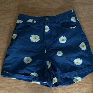 Jätte fina shorts i strl 34 - Jätte fina blommiga shorts i strl 34! De är ganska stora i storleken så skulle säga att de passar en 36 också💕 Aldrig använda och jätte fint skick💕 Skriv för fler bilder! Gratis frakt💕