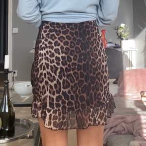 Säljer min leopard kjol från Nelly i storlek M, men passar mig som är S. Lite längre bak. Säljer för 100kr.