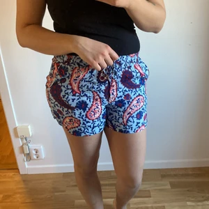 Shorts från Vero moda - Helt oanvänd shorts från veromoda i stolek L och passar fint till M